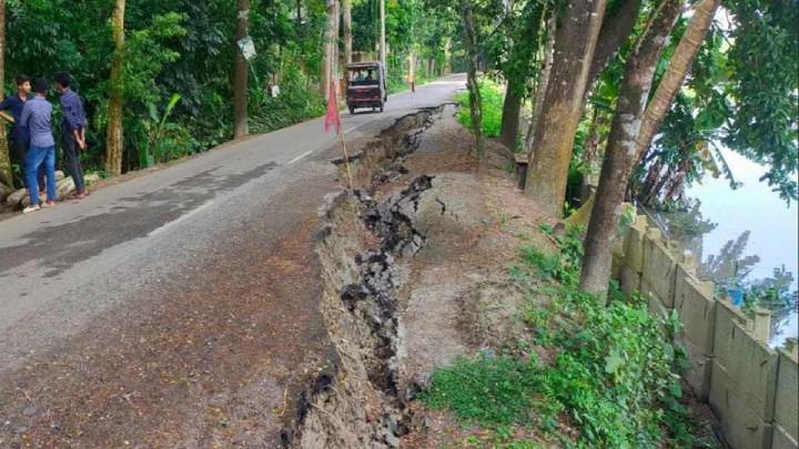 বাউফলে_সড়ক_ধ্বসে_বড়_ধরনের_দূর্ঘটনার_আশংকা